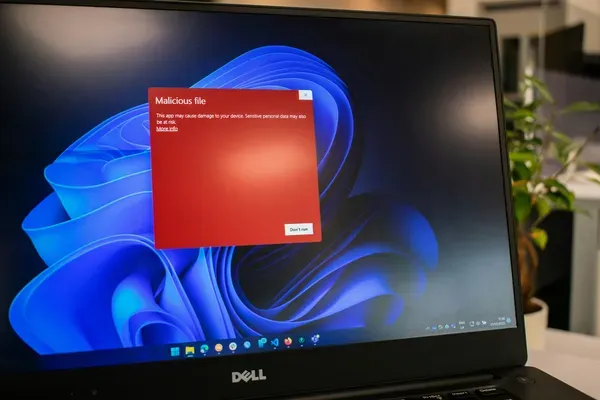 Alerte fichier malveillant sur écran Windows détectée par solution de cybersécurité entreprise